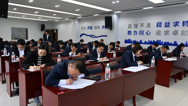 “本屆競(jìng)賽試題結(jié)合了財(cái)務(wù)業(yè)務(wù)實(shí)際、制度與核算辦法，設(shè)置會(huì)計(jì)實(shí)務(wù)全流程核算應(yīng)用題，重點(diǎn)考察選手們專業(yè)知識(shí)綜合運(yùn)用能力、全流程業(yè)務(wù)處理能力和實(shí)際問題解決能力！”5月12日，西部市政建設(shè)集團(tuán)工會(huì)“2025年