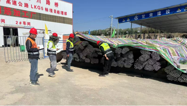 連日來，由西部市政建設集團承建的康樂縣北濱河路西段及連接線道路項目建設有序推進，路基處理、管道安裝、涵洞和橋梁等多個作業(yè)面同步施工，全體建設者用汗水澆筑市政道路建設基石，以實干精神推進項目履約取得新成